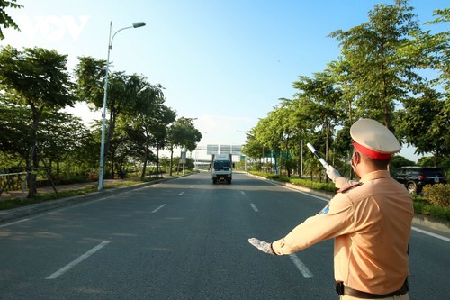 Ngày đầu Hà Nội vận hành 22 chốt kiểm dịch: Không xảy ra ùn tắc giao thông - ảnh 2