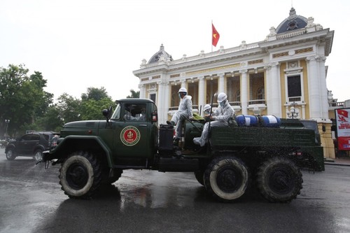 Quân đội phun khử khuẩn diện rộng tại Thủ đô Hà Nội, phòng Covid-19 - ảnh 1