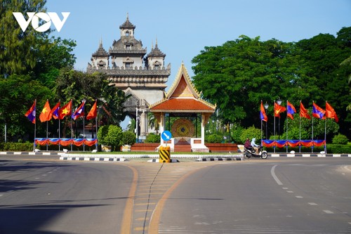 Vientiane rực rỡ cờ hoa trước thềm chuyến thăm Lào của Chủ tịch nước Nguyễn Xuân Phúc - ảnh 2