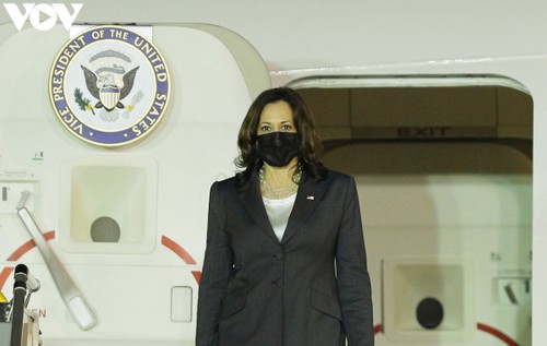 Những hình ảnh đầu tiên của Phó Tổng thống Mỹ Kamala Harris khi có mặt ở Việt Nam - ảnh 4