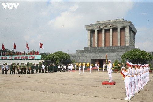 Lãnh đạo Đảng, Nhà nước đặt vòng hoa, vào Lăng viếng Chủ tịch Hồ Chí Minh - ảnh 6