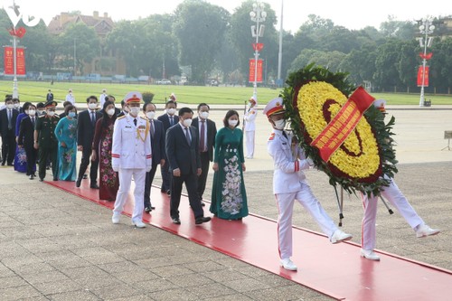 Lãnh đạo Đảng, Nhà nước đặt vòng hoa, vào Lăng viếng Chủ tịch Hồ Chí Minh - ảnh 9