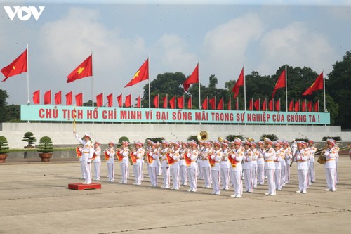 Lãnh đạo Đảng, Nhà nước đặt vòng hoa, vào Lăng viếng Chủ tịch Hồ Chí Minh - ảnh 11