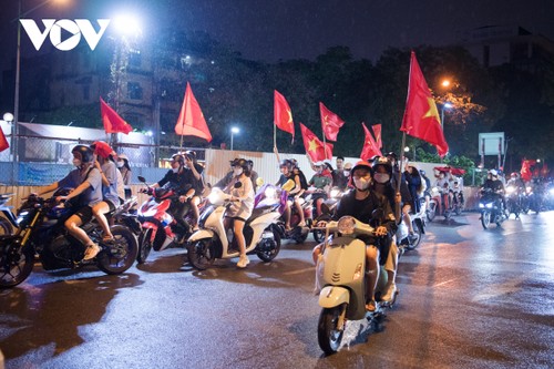 Người dân Thủ đô "đi bão" xuyên đêm mừng chiến thắng của U23 Việt Nam - ảnh 18