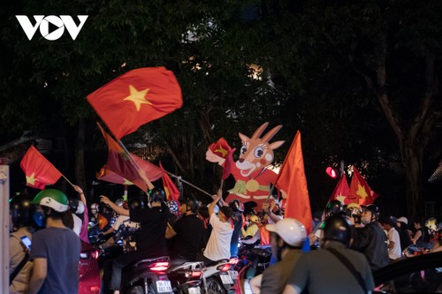 Người dân Thủ đô "đi bão" xuyên đêm mừng chiến thắng của U23 Việt Nam - ảnh 16