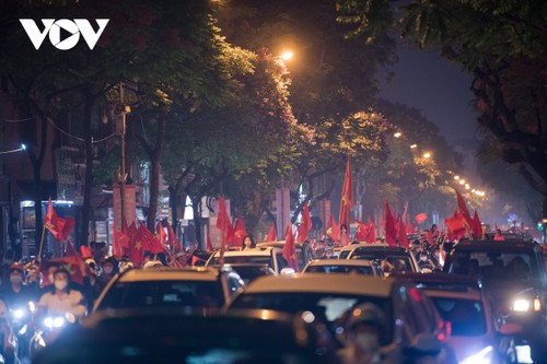 Người dân Thủ đô "đi bão" xuyên đêm mừng chiến thắng của U23 Việt Nam - ảnh 12