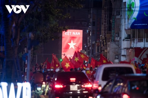 Người dân Thủ đô "đi bão" xuyên đêm mừng chiến thắng của U23 Việt Nam - ảnh 13