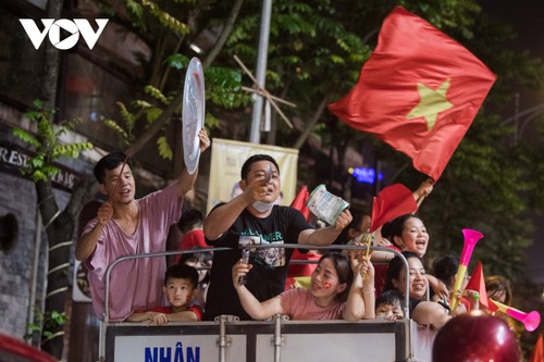 Người dân Thủ đô "đi bão" xuyên đêm mừng chiến thắng của U23 Việt Nam - ảnh 17