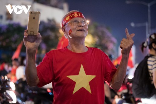 Người dân Thủ đô "đi bão" xuyên đêm mừng chiến thắng của U23 Việt Nam - ảnh 11