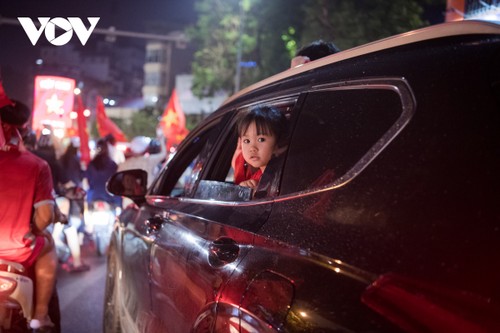 Người dân Thủ đô "đi bão" xuyên đêm mừng chiến thắng của U23 Việt Nam - ảnh 10