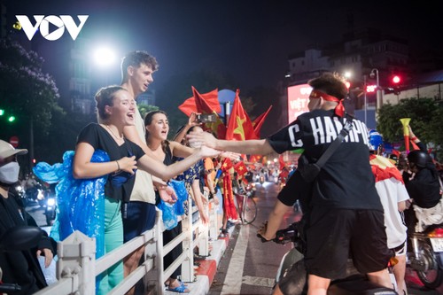 Người dân Thủ đô "đi bão" xuyên đêm mừng chiến thắng của U23 Việt Nam - ảnh 9