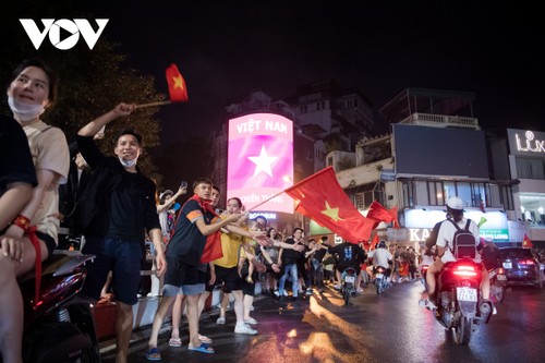Người dân Thủ đô "đi bão" xuyên đêm mừng chiến thắng của U23 Việt Nam - ảnh 7