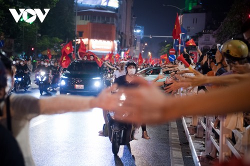 Người dân Thủ đô "đi bão" xuyên đêm mừng chiến thắng của U23 Việt Nam - ảnh 8