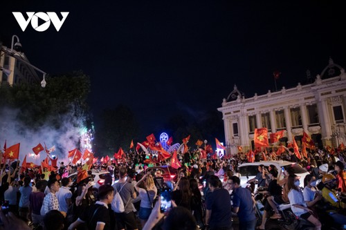 Người dân Thủ đô "đi bão" xuyên đêm mừng chiến thắng của U23 Việt Nam - ảnh 1
