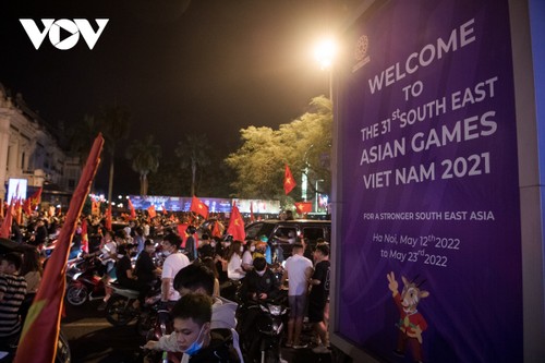 Người dân Thủ đô "đi bão" xuyên đêm mừng chiến thắng của U23 Việt Nam - ảnh 2