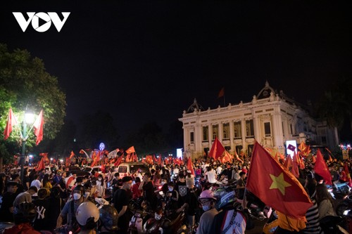 Người dân Thủ đô "đi bão" xuyên đêm mừng chiến thắng của U23 Việt Nam - ảnh 5