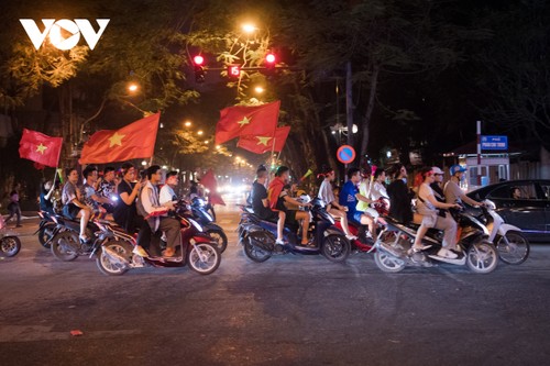 Người dân Thủ đô "đi bão" xuyên đêm mừng chiến thắng của U23 Việt Nam - ảnh 6