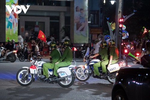 Người dân Thủ đô "đi bão" xuyên đêm mừng chiến thắng của U23 Việt Nam - ảnh 14