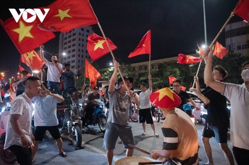 Người dân Thủ đô "đi bão" xuyên đêm mừng chiến thắng của U23 Việt Nam - ảnh 15
