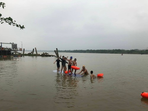 “Tình yêu sông Hồng” và hành trình dạy bơi miễn phí cho trẻ em  - ảnh 8