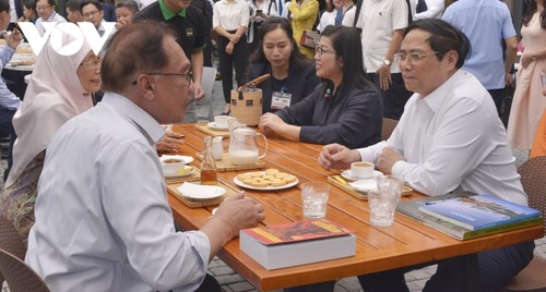Thủ tướng Việt Nam và Malaysia thăm phố sách, thưởng thức cafe tại Hà Nội - ảnh 12