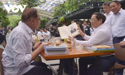 Thủ tướng Việt Nam và Malaysia thăm phố sách, thưởng thức cafe tại Hà Nội - ảnh 10