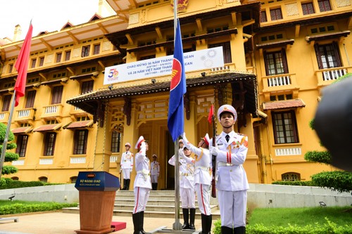 Toàn cảnh lễ thượng cờ kỷ niệm 56 năm ngày thành lập ASEAN - ảnh 11