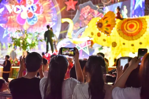 Mãn nhãn với hàng trăm đèn lồng khổng lồ tại Lễ hội Thành Tuyên 2023 - ảnh 9