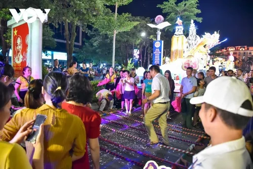 Mãn nhãn với hàng trăm đèn lồng khổng lồ tại Lễ hội Thành Tuyên 2023 - ảnh 18