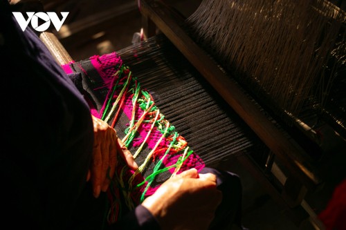 Người “giữ lửa” nghề dệt thổ cẩm truyền thống ở Cao Bằng - ảnh 11