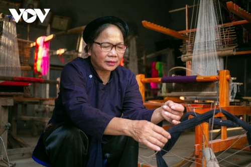 Người “giữ lửa” nghề dệt thổ cẩm truyền thống ở Cao Bằng - ảnh 9