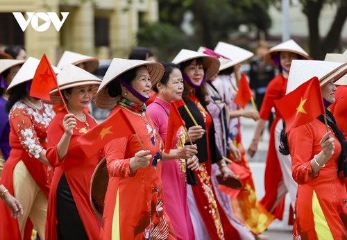 Đông đảo người dân Điện Biên hưởng ứng “Tuần lễ áo dài” năm 2024 - ảnh 9
