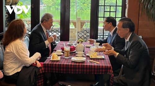 Phó thủ tướng, Bộ trưởng ngoại giao New Zealand uống cà phê, dạo hồ Hoàn Kiếm - ảnh 2