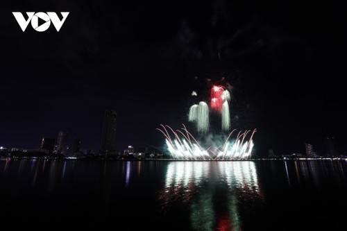 Hình ảnh "Vũ điệu bầu trời" mạnh mẽ của đội pháo hoa chủ nhà Đà Nẵng - ảnh 3