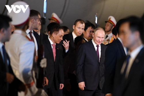 Những hình ảnh đầu tiên chuyến thăm của Tổng thống Nga Putin tới Việt Nam - ảnh 6