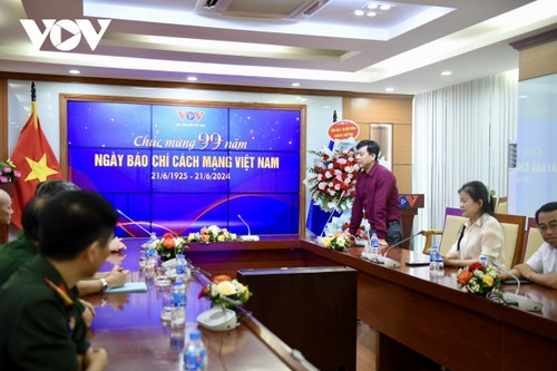 Bộ trưởng Nguyễn Mạnh Hùng và lãnh đạo nhiều bộ, ngành thăm và chúc mừng VOV - ảnh 9