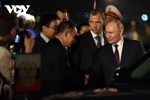 Những hình ảnh đầu tiên chuyến thăm của Tổng thống Nga Putin tới Việt Nam - ảnh 9