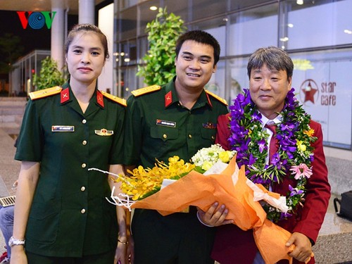 Olympic gold medalist Hoang Xuan Vinh welcomed home - ảnh 11