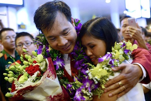 Olympic gold medalist Hoang Xuan Vinh welcomed home - ảnh 4