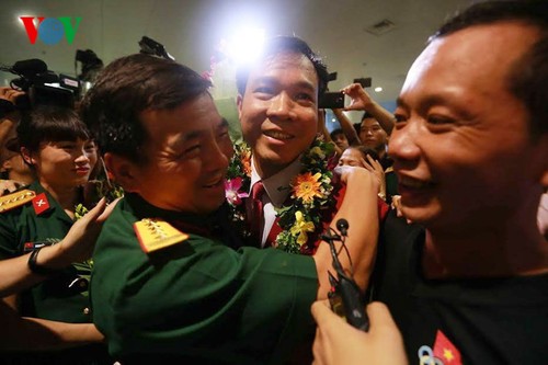 Olympic gold medalist Hoang Xuan Vinh welcomed home - ảnh 9