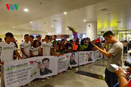 Olympic gold medalist Hoang Xuan Vinh welcomed home - ảnh 1