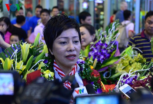 Olympic gold medalist Hoang Xuan Vinh welcomed home - ảnh 10
