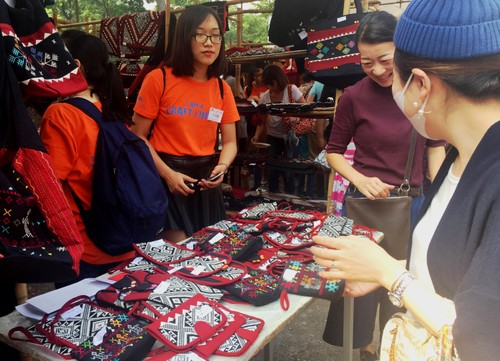 Bazaar brings minorities’ traditional handicrafts to urban dwellers - ảnh 4