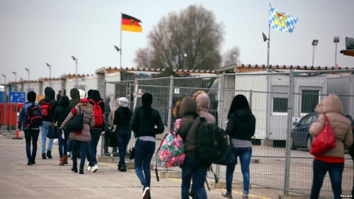 Germany suggests EU ease rules on deporting asylum seekers - ảnh 1