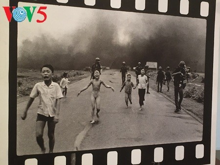 写真家ニック ウト ナパーム弾の少女 写真をベトナム女性博物館に贈呈