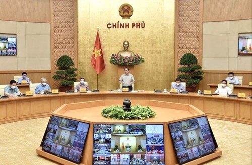 チン首相：「社会的距離規制の追加緩和を実施する」 - ảnh 1