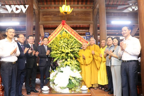 クアン副首相、バクニン省の仏教の聖職者と教徒にお祝いの言葉を述べる - ảnh 1
