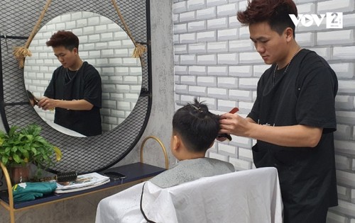 山岳少数民族の若者に職業の扉を開く理髪店 - ảnh 2