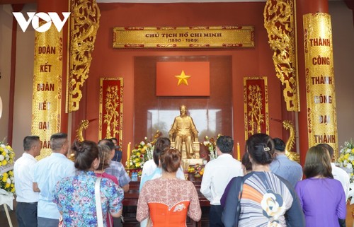 国外在留ベトナム人 ホーチミン主席生誕134周年を祝う - ảnh 1
