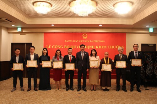 在日本ベトナム大使館、日本の共同体活動に優れた成績を上げた個人や団体を表彰 - ảnh 1